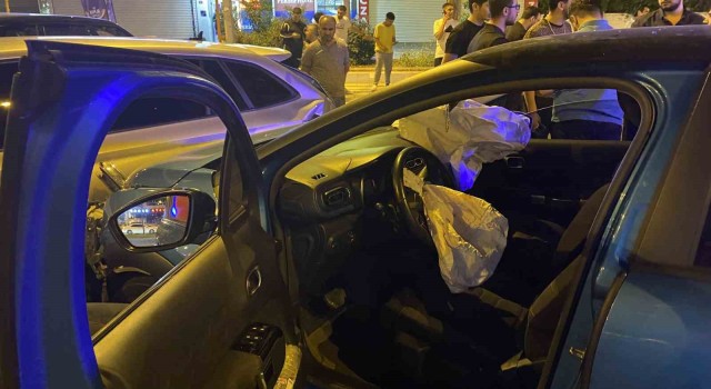 Otomobil park halindeki araçlara çarptı: 7si çocuk 9 yaralı