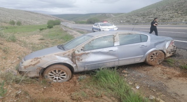 Otomobil yoldan çıktı: 1i çocuk 3 yaralı