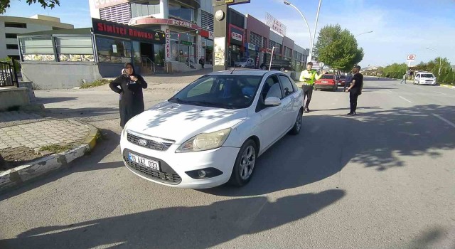 Otomobilin çarptığı yaşlı kadın yaralandı
