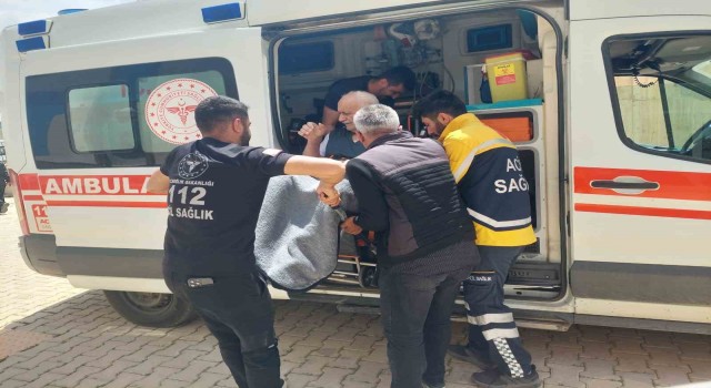 Oy kullanmak için ambulansla sandık başına geldi