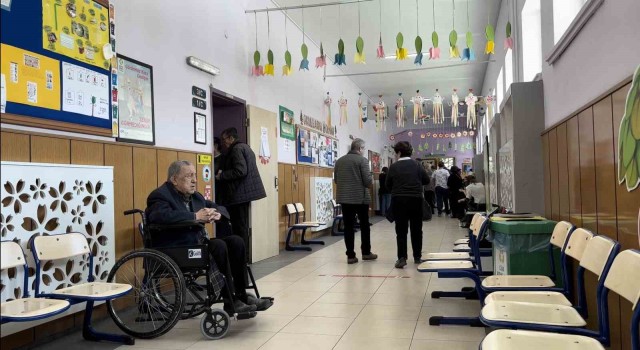 Oy kullanmak için sıraya giren 91 yaşındaki seçmen dualarla sandığa gitti