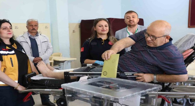 Oy kullanmaya ambulans ile gitti