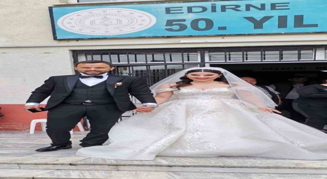 Oy kullanmaya gelinlik ve damatlıkla geldiler