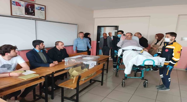 Oy kullanmaya sedyeyle gitti