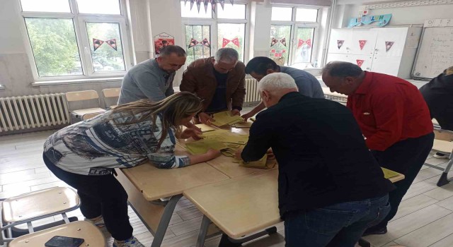 Oy verme tamamlandı sandıklar açıldı