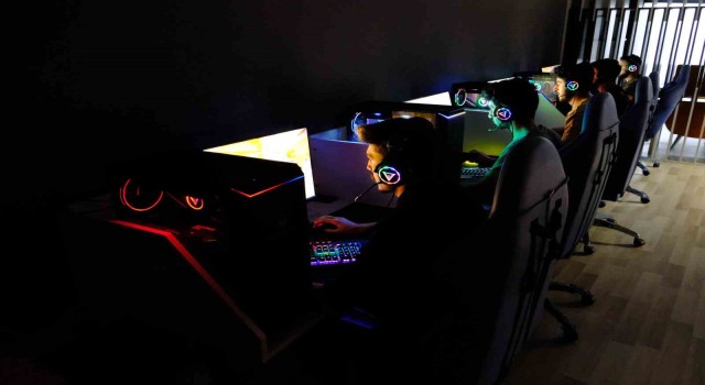 Oyun tutkunu gençler Erzincanda kurulan e-spor atölyesinden dünyaya açılacak