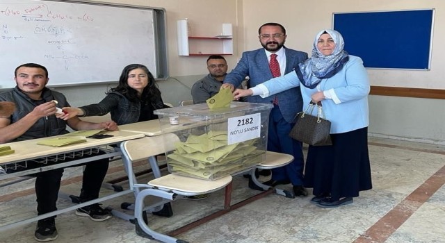 Oyunu annesiyle birlikte kullanan Başkan Yılmazdan demokrasi vurgusu