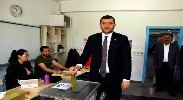 Oyunu kullanan Baki Ersoy: “Açık ara farkla Recep Tayyip Erdoğan kazanacaktır diye umut ediyorum”