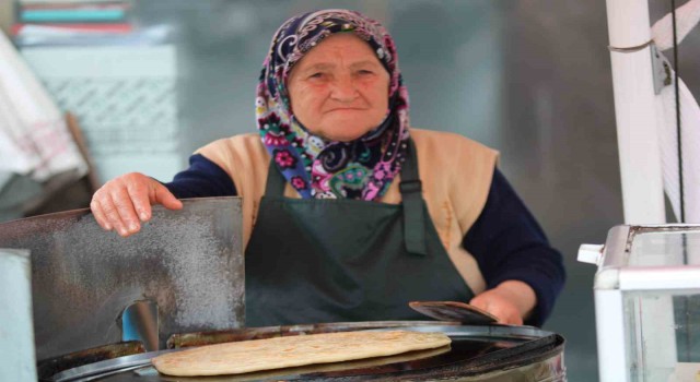 (Özel) 40 yıl önce geçtiği tezgahın başında şimdi siparişlere yetişemiyor