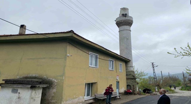 (ÖZEL) Bilecikte cami minaresine yıldırım düştü