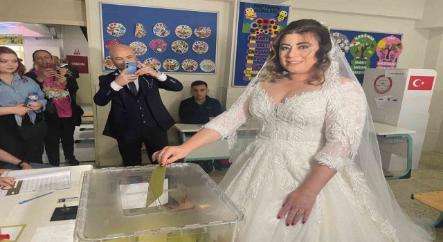 (Özel) Gelinliğiyle oy kullanmaya gitti