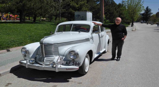 (ÖZEL) Türkiyede 4 tane olan 73 yıllık klasik aracı hurda halden yollara döndürdü