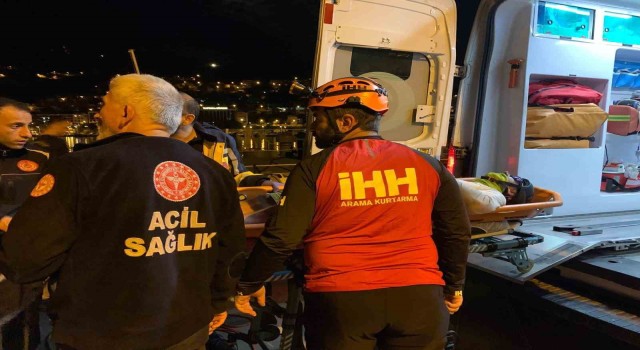 Paraşütle kayalıklara düşen turist 10 saat süren operasyonla kurtarıldı