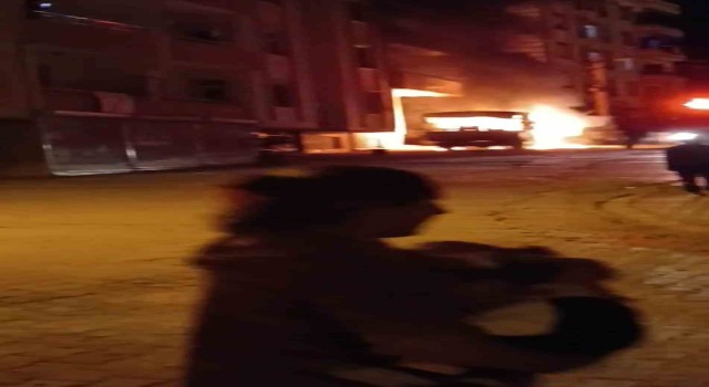 Park halindeki araç alev alev yandı