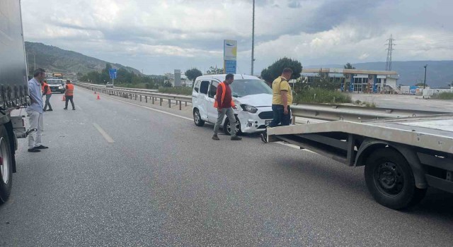 Park halindeyken hareket eden hafif ticari araç, D100de tıra çarpıştı