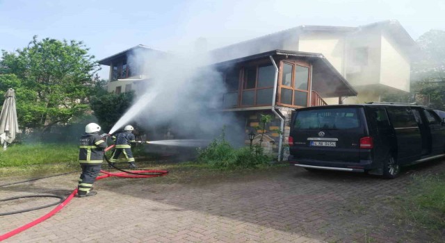 Patlayan akü otomobili demir yığınına döndürdü, villa hasar aldı