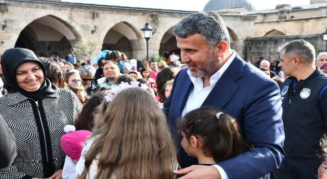 Payas Belediyesinin sanatçı Aslı Hünel ile birlikte depremzede çocuklara moral etkinliği