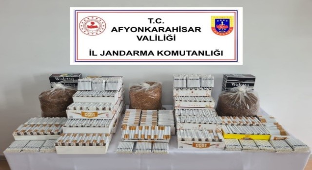 Pazarda kaçak tütün ve makaron satarken jandarmaya yakalandı