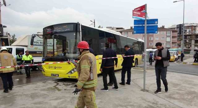 Pendikte İETT otobüsüyle tır çarpıştı: 5 yaralı