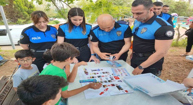 Polis deprem çocuklarıyla futbol oynadı