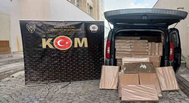 Polis ekipleri ticari araç içerisinde 375 bin dolu makaron ele geçirdi