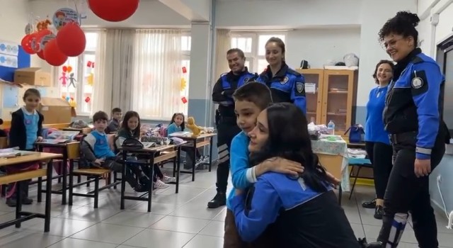 ‘Polis hayranı küçük öğrenciye polislerden okulda ziyaret