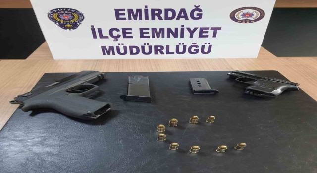 Polis kahvehanede yaptığı aramada 2 ruhsatsız tabanca ele geçirdi