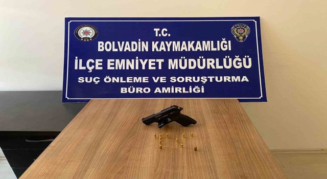 Polis yaptığı aramada ruhsatsız tabanca ele geçirdi