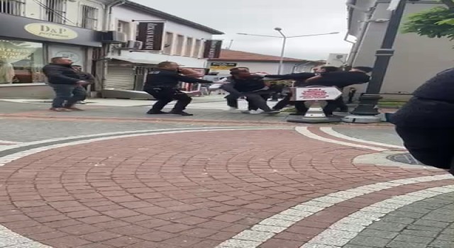 Polise yumruk atan şahsı linçten yine polis kurtardı