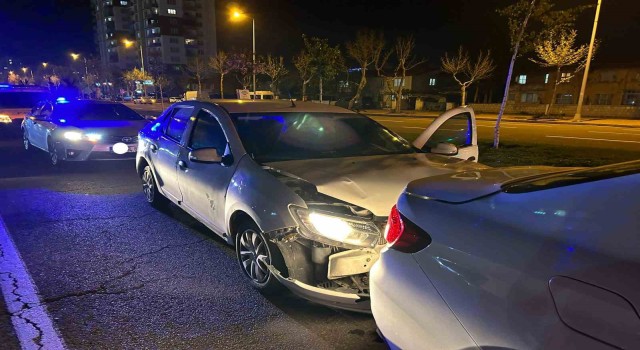 Polisin ‘dur ihtarına uymayan ehliyetsiz sürücü kazaya karıştı