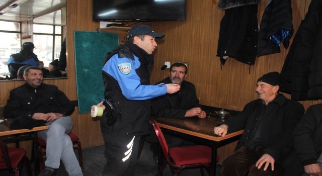 Polisler dolandırıcılık olaylarına karşı kahvehaneleri gezerek vatandaşları uyardı