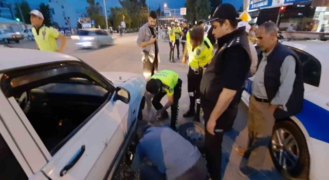 Polisler önce durdurdu, sonra patlayan lastiği değişti