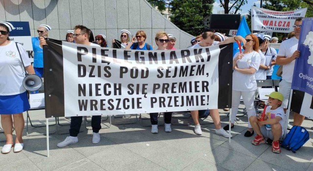 Polonyada hemşirelerden protesto