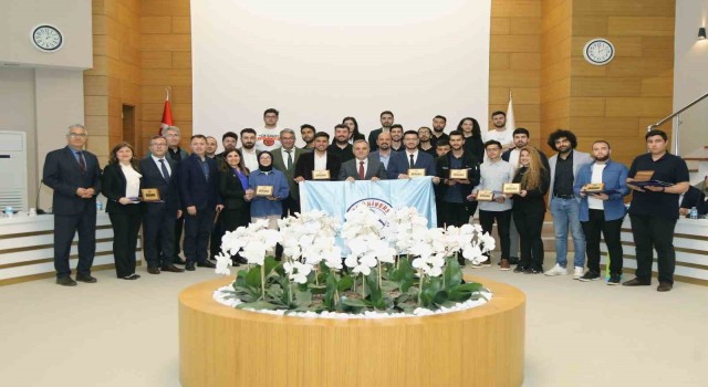 Rektör Altun, TEKNOFESTden derece ile dönen ERÜlü öğrencileri tebrik etti