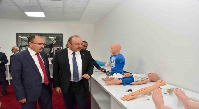 Rektör Beydemir, Tıp Fakültesi Bilecik halkının sağlık hizmetinde etkin bir rol oynamaktadır