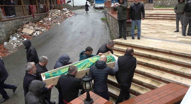 Rizedeki trafik kazasında hayatını kaybeden 5 kişi son yolculuklarına uğurlandı