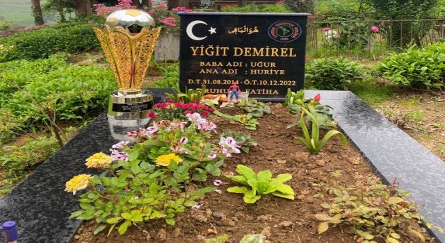 Rizesporun şampiyonluk kupası minik Demirelin kabrine götürüldü