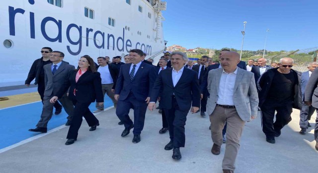 Rus yolcuların bulunduğu kruvaziyer gemiyi limadan Bakan Yardımcısı karşıladı