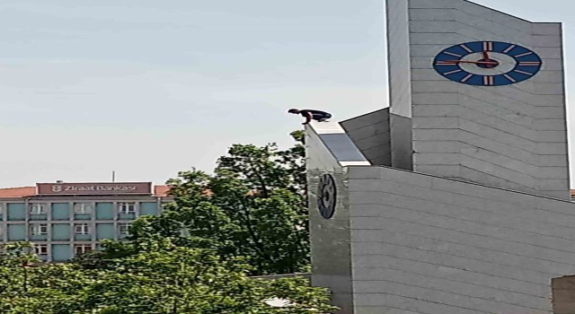 Saat kulesine tırmanan gencin tehlikeli oyunu kameraya yansıdı