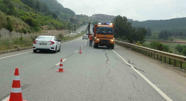 Sağanak yağışın etkili olduğu Menteşede yol çöktü