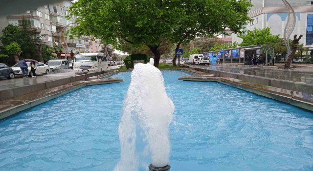 Sağanak yağmur yağışı altında ilginç görüntü