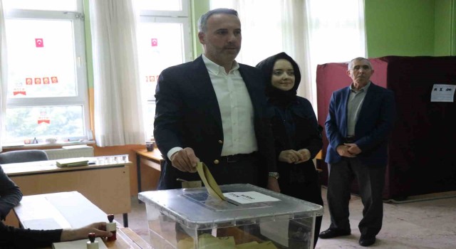 Sakarya AK Parti İl Başkanı Tever oyunu kullandı