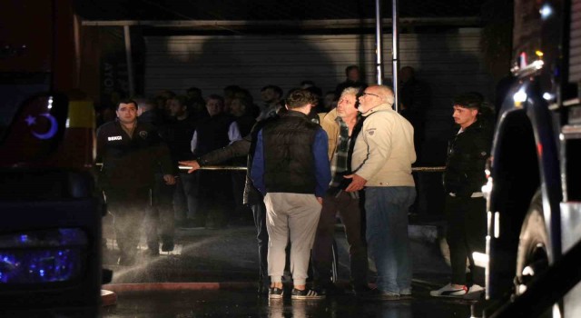 Sakaryada 2 katlı ahşap evde yangın: Alevler geceyi aydınlattı