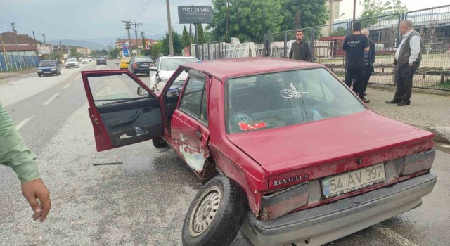 Sakaryada iki otomobil çarpıştı: 1 yaralı