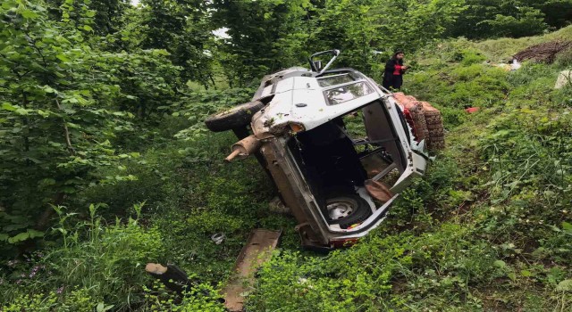 Sakaryada otomobil şarampole devrildi: 3ü çocuk 7 yaralı