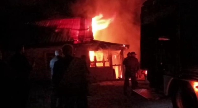 Sakaryada tek katlı ev alev alev yandı