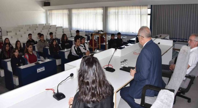 Salihlide öğrencilere “Yerel Yönetimler” dersi