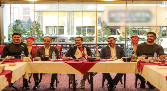 Şampiyon güreşçiler yemekte bir araya geldi