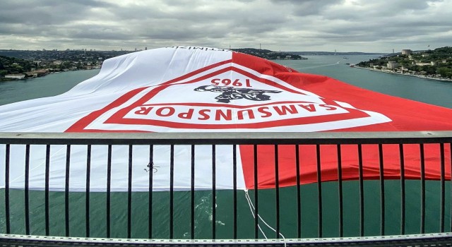 Şampiyon Samsunsporun bayrağı İstanbul Boğazına asıldı