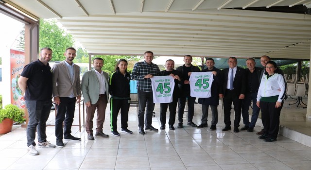 Şampiyon voleybolcular yemekte ağırlandı